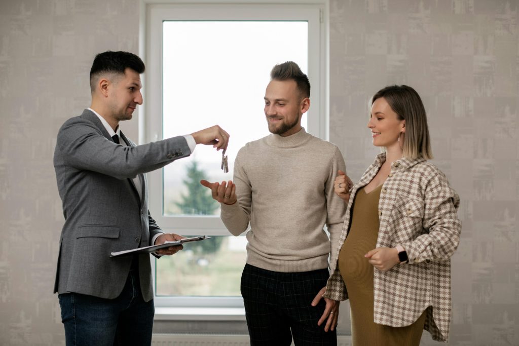 Agent imobiliar care da cheile unei familii.